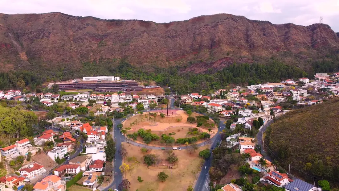 Panorâmica aérea da Praça do Papa e da Serra do Curral